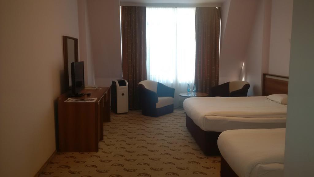 River Side Hotel Mingachevir Habitación foto