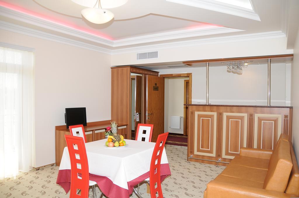 River Side Hotel Mingachevir Habitación foto